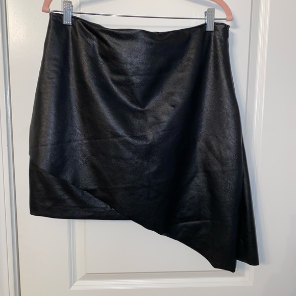 Faux leather skirt - Picture 2 of 3